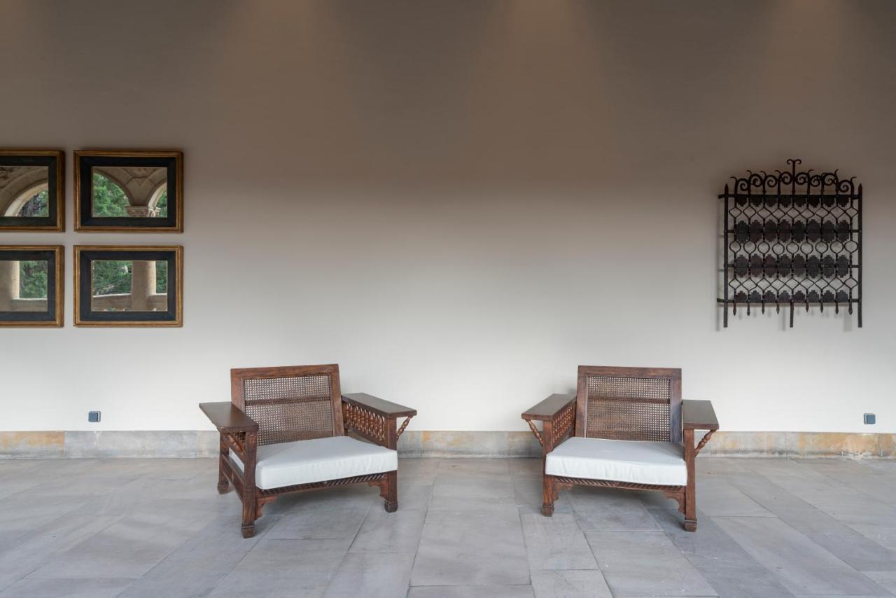 فندق بارادور دي ليون المظهر الخارجي الصورة Two of the 1930s Club chairs