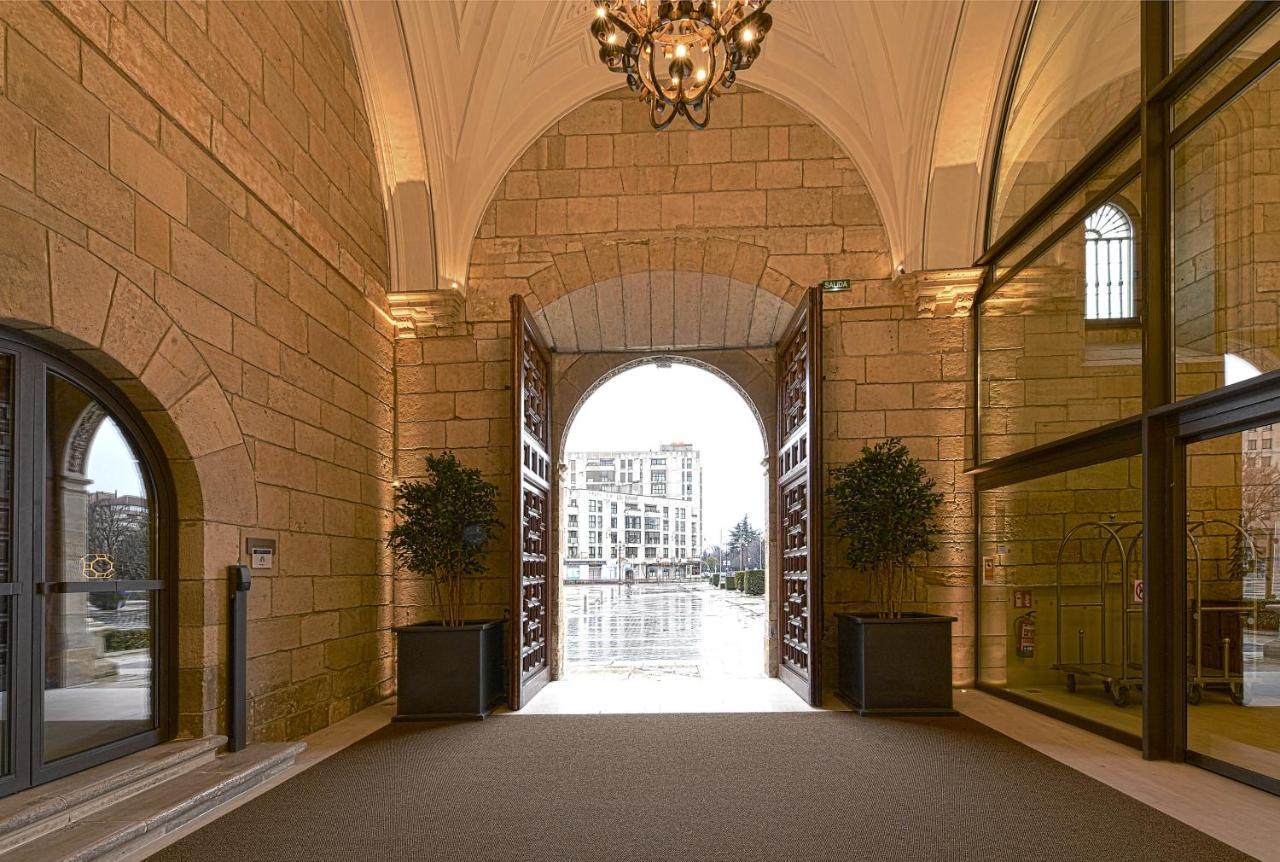 فندق بارادور دي ليون المظهر الخارجي الصورة Entrance to the hotel