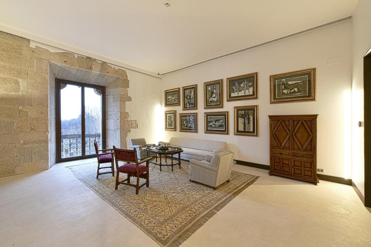 فندق بارادور دي ليون المظهر الخارجي الصورة The living room of the suite
