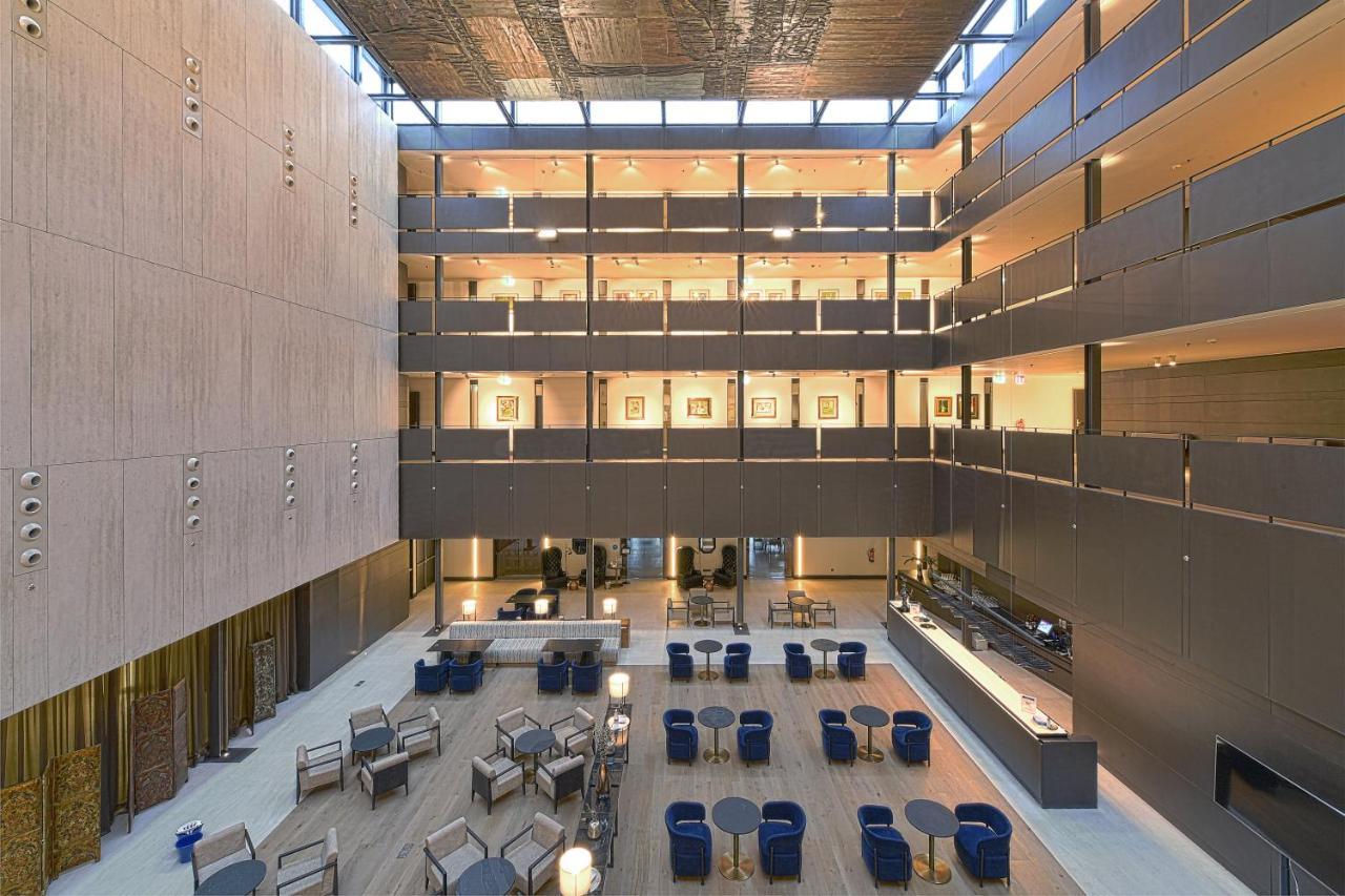 فندق بارادور دي ليون المظهر الخارجي الصورة The atrium of the new building